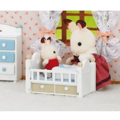 Bébé Lapin chocolat et son lit – Sylvanian Families 2205