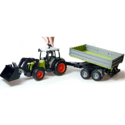 Tracteur Claas avec fourche et remorque
